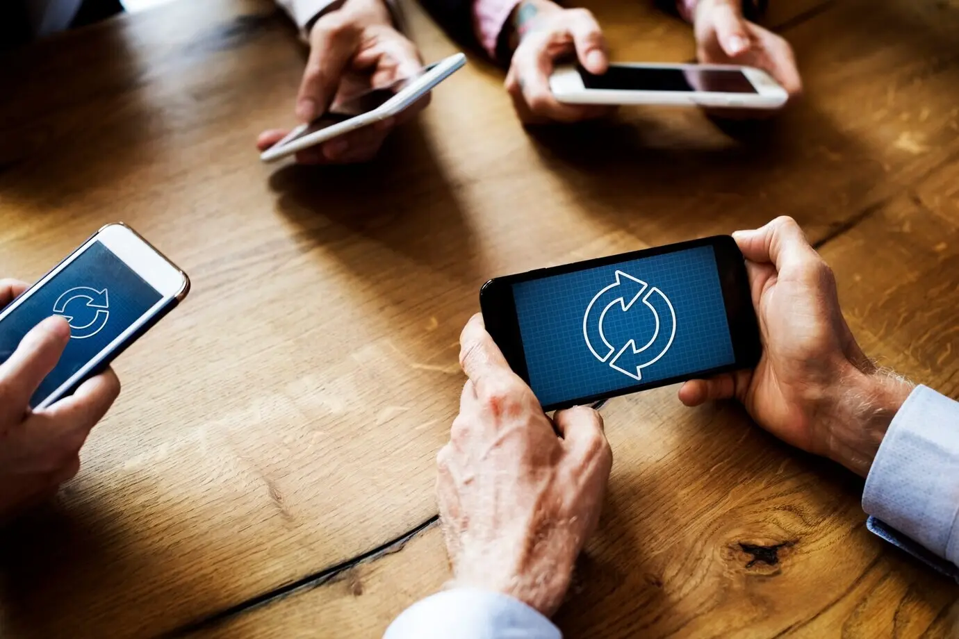 Деловые люди, пользующиеся смартфонами.